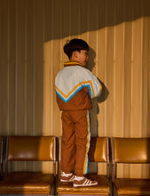 Load image into Gallery viewer, Retro Lightweight Spray Jacket - Brown
