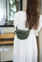 Load image into Gallery viewer, The Cali Leather Slingbag - Olive
