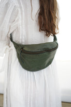 Load image into Gallery viewer, The Cali Leather Slingbag - Olive
