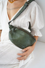 Load image into Gallery viewer, The Cali Leather Slingbag - Olive
